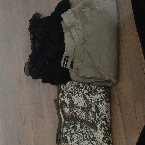 3 items. 1Dkny cargo capris what a deal sz 12.green henly top.blank top - Picture 2 of 15